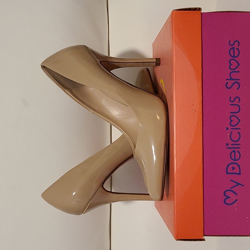 Nude patent leather pumps